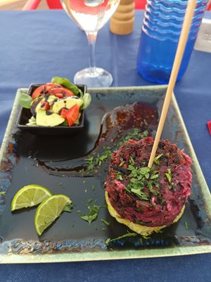 Rösti mit rote Beete und schwarze Bohnen, dazu Salat und eine scharfe Soße at Cielo in Murcia