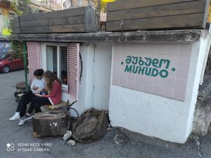 מקום מגניב לקחת ולשבת בכיכר ליד ,ולהתענג עם הנגנים ברקע at Muhudo Falafel Shop in Tbilisi