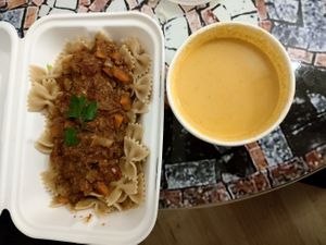 Vegane Nuss-Bolognese, Thaisuppe at im Vorderhus in Wehr