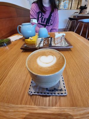 Flat White with Oatly Barista.. 🌱🤘🔥 at Divine Planet Vegan Cafe in Wuxi