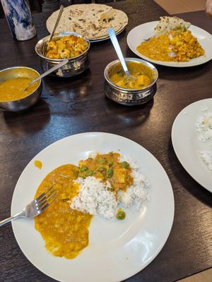 Chapatis, dal, matar paneer, cauliflower and potato at Singh Chapati in Tanah Rata