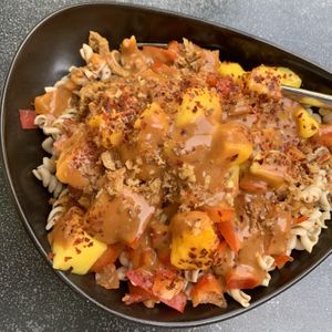 Herzhafte Pasta-Bowl mit Mango  at Yuícery - Hospitalstraße in Stuttgart