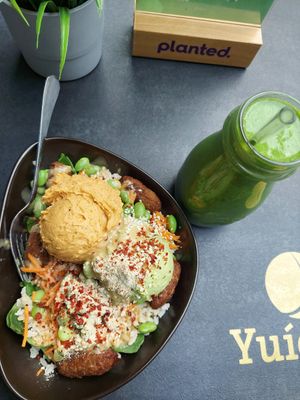 Meatball Bowl with extra Humus and a green Smoothie. at Yuícery - Hospitalstraße in Stuttgart