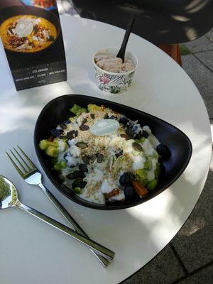 Lunch offer individual bowl + ice cream at Yuícery - Hospitalstraße in Stuttgart