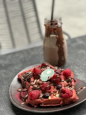red vegan waffle at Yuícery - Hospitalstraße in Stuttgart