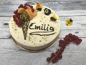 Tort baby friendly at Veganzza in Bucharest