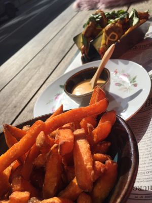 Taco’s « Moroccan style » falafels, sweet potatoes fries & sambalmayo (Vegan) at Coco in De Panne