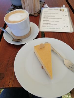 Raw cake und Cappuccino mit Hafermilch at Primesurf Fehmarn in Fehmarn