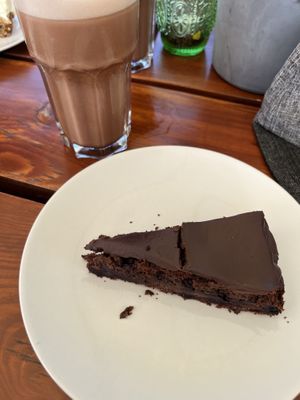 Veganer Schokokuchen und Iced Kakao mit Hafermilch / Vegan Chocolate Cake and iced cocoa with oat milk.  at Primesurf Fehmarn in Fehmarn
