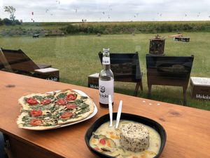 Leckerer veganer Spinat-Flammkuchen und das Tagesessen veganes Curry 😍🥰 at Primesurf Fehmarn in Fehmarn