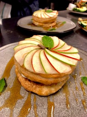 Puff pastry with apples and vegan pastry cream at Pine in Hanover