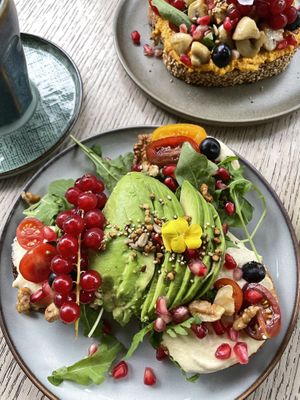 Toast gezond with hummus and avocado on glutenfree bread. My friend had the toast champignon with pumpkin spread, mushrooms and arugula  at Charlie's in Antwerpen