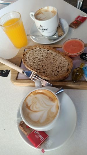 Desayuno at Lusitania Cafe in Ferrol