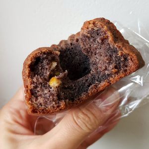 Black rice cake with orange at OOH Breado - Sangdo-dong - 우부래도 상도점 in Seoul