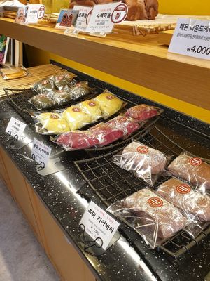 so much to choose at OOH Breado - Sangdo-dong - 우부래도 상도점 in Seoul