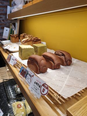 more loafs at OOH Breado - Sangdo-dong - 우부래도 상도점 in Seoul