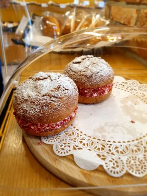 that cream looks yummy... yes vegan!! at OOH Breado - Sangdo-dong - 우부래도 상도점 in Seoul