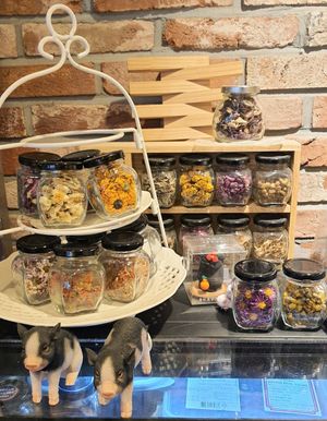 assortment flower teas at OOH Breado - Sangdo-dong - 우부래도 상도점 in Seoul