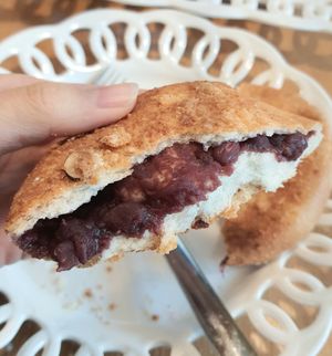 Almond soboro - inside at OOH Breado - Sangdo-dong - 우부래도 상도점 in Seoul