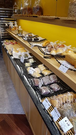 Various breads, including unsweetened ciabatta and gluten-free scones with diverse flavors at OOH Breado - Sangdo-dong - 우부래도 상도점 in Seoul