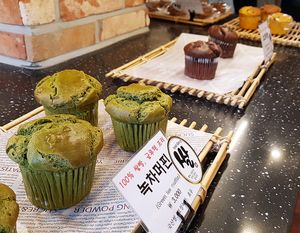 Glutenfree muffins from rice flour in various flavors: green tea, chocolate and sweet pumpkin at OOH Breado - Sangdo-dong - 우부래도 상도점 in Seoul