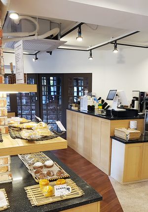 Interior of Ooh Breado at OOH Breado - Sangdo-dong - 우부래도 상도점 in Seoul