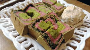 "Green tea cube" (녹차큐브) and "Bean powder ball" (못난이콩볼) at OOH Breado - Sangdo-dong - 우부래도 상도점 in Seoul