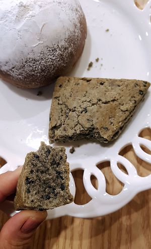 "Black sesame scone" (흑임자스콘) and "Snowflake Chocolat" (눈꽃초코) at OOH Breado - Sangdo-dong - 우부래도 상도점 in Seoul