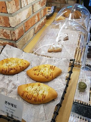 Display with (new) bakery products. at OOH Breado - Sangdo-dong - 우부래도 상도점 in Seoul