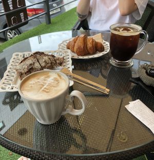 Walnut-cranberry-bread and a croissant at OOH Breado - Sangdo-dong - 우부래도 상도점 in Seoul