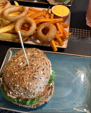 Der Crunchige mit Frittenmix at Peter Pane in Kassel