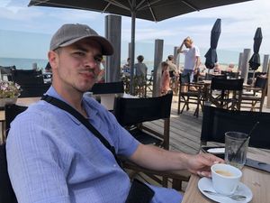 Cappuccino auf Strandterasse   at Strandpaviljoen Corazon in Noordwelle