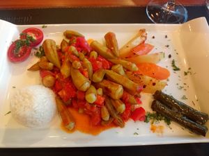 Bamiye OkraschotenTomato and stuffed wineleaves at Pumpkin in Goreme