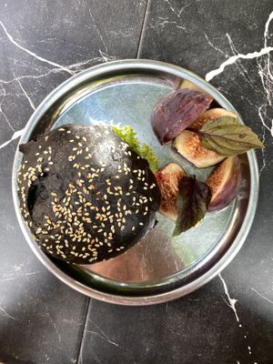 Aktif Karbon ekmeğine mercimek bazlı köfteden Vegan Burger   at Bordo Bina in Canakkale