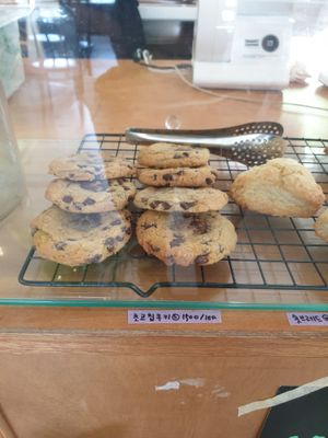beware, cookies are NOT vegan at Bottle Lounge 보틀팩토리 in Seoul