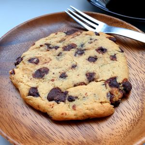 they have nice vegan choco chop cookies now at Bottle Lounge 보틀팩토리 in Seoul