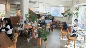 interior of location - seating space indoors at Bottle Lounge 보틀팩토리 in Seoul