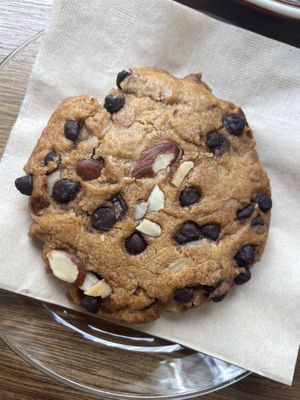 Cookie on the very sweet side but love the chocolate chips   at Bottle Lounge 보틀팩토리 in Seoul