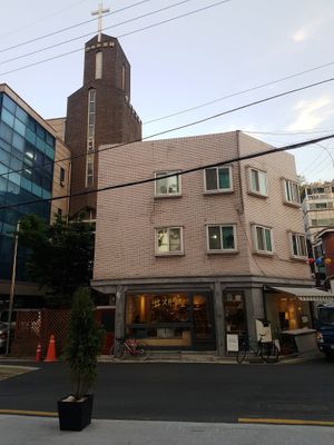 The name appears to be changing, from Bottle Factory, to #Chaesujung.
Whatever it's called, it's still located just in front of Yeonhui-dong Church. at Bottle Lounge 보틀팩토리 in Seoul