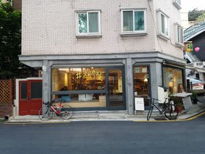 In English: Bottle Factory
In Korean: #채우장   (#Chaewoojung)
- opposite Yeonhui Chaeil Apartments, Building #20 at Bottle Lounge 보틀팩토리 in Seoul