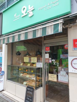 sidewalk view at Oneul 오늘 in Seoul