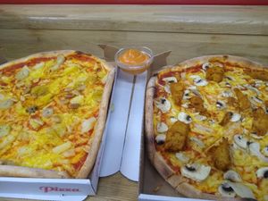 Pizzas and dip at Pizza Bageriet in Gothenburg