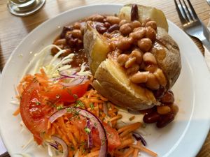 Jacket potato with chilli   at Phoenix Café in Findhorn