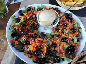 Salade mandragore avec glace cumin at Psychédélice in Saint-julien-en-born
