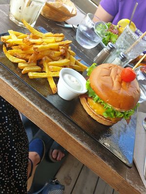 Burger cheese bacon at Psychédélice in Saint-julien-en-born