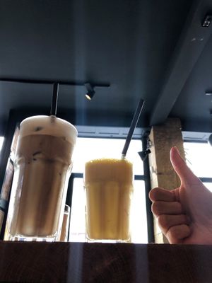 Large iced soy latte - Small mango dream - thumbs up at Elbsalon in Dresden