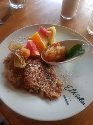 3 vegan and gluten free banana pancakes at Elbsalon in Dresden