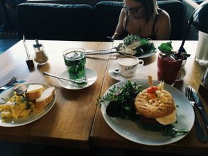 Veggie Caprese Bagle, vegan cappuccino and fresh handmade smoothie at Elbsalon in Dresden