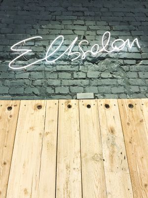 Schwarze Backsteinwände treffen auf moderne Inneneinrichtung  at Elbsalon in Dresden