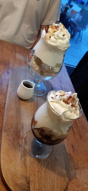 Dame blanche (back) and monkey coupe (front) at Bistro Calypso in Eindhoven